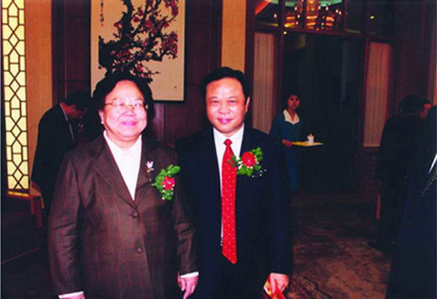 彭珮云副委员长在人民大会堂与公司董事长黄林