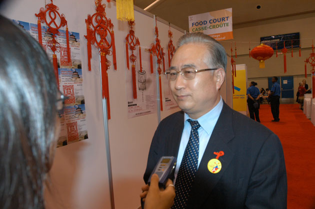 国家人口和计划生育委员会主任张维庆在第十六届世界艾滋病大会上关注中国展台