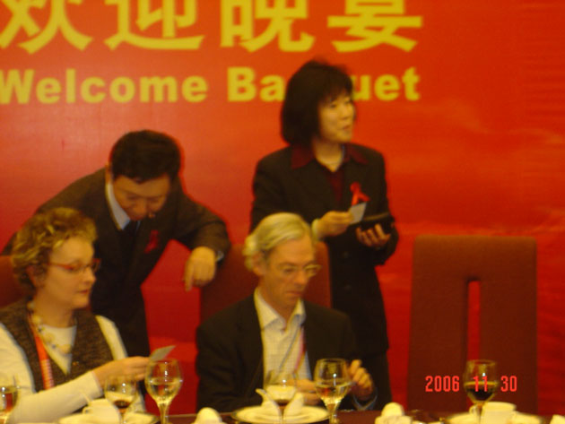 2006年12月1日中国天津世界艾滋病日晚宴上公司领导与国际友人交流