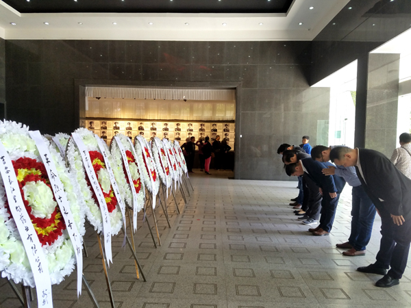 公司领导前往井冈山烈士陵园敬献花圈